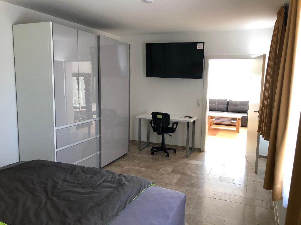 TV a/nebo společenská místnost v ubytování Ferienwohnung und Zimmer zum Donaublick