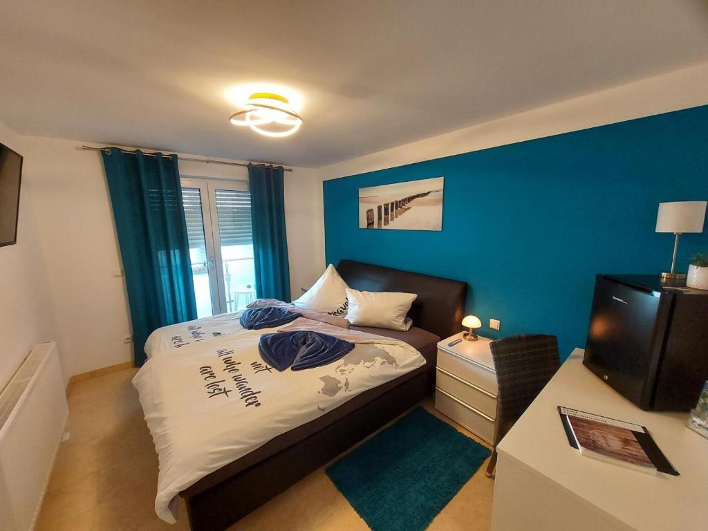 Postel nebo postele na pokoji v ubytování Ferienwohnung und Zimmer zum Donaublick