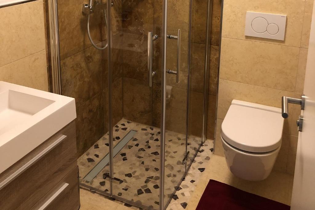 Koupelna v ubytování Ferienwohnung und Zimmer zum Donaublick
