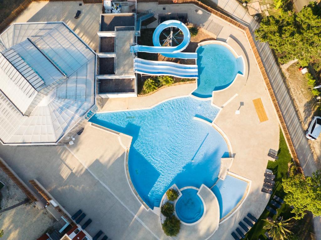 una vista aérea de una gran piscina con piscina en Prendre Un Bol D'air a Piriac sur Mer, en Piriac-sur-Mer