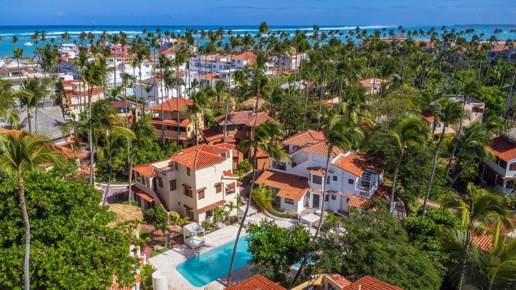 einen Luftblick auf ein Resort mit Palmen und dem Meer in der Unterkunft Cozy 3-Bedroom Apartment with Pool Access near Bavaro Beach in Punta Cana