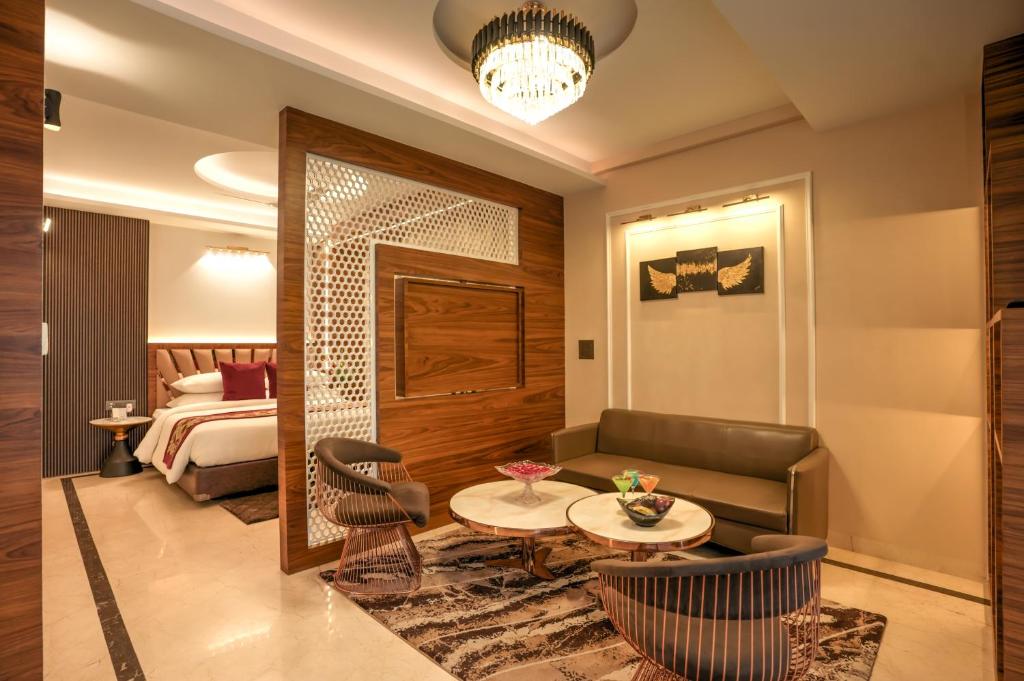 Postel nebo postele na pokoji v ubytování Rj Hotel - Managed by Atithi House