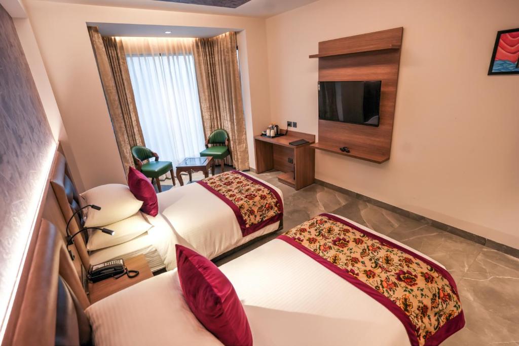 TV a/nebo společenská místnost v ubytování Rj Hotel - Managed by Atithi House