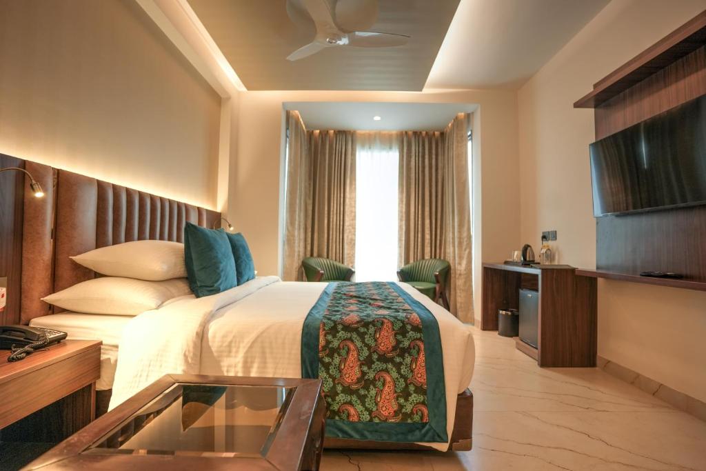 Habitación de hotel con cama y ventana en Hotel RJ - Managed by AHG, en Greater Noida