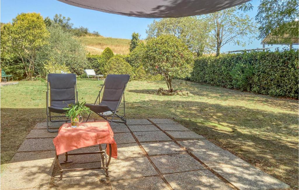 dos sillas y una mesa en un patio en Gorgeous Home In Volterra With Kitchen, en Volterra