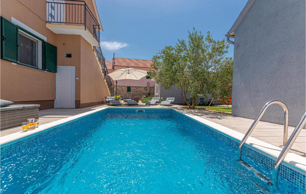 - une piscine au milieu d'une maison dans l'établissement 1 Bedroom Nice Apartment In Karalic, à Širitovci