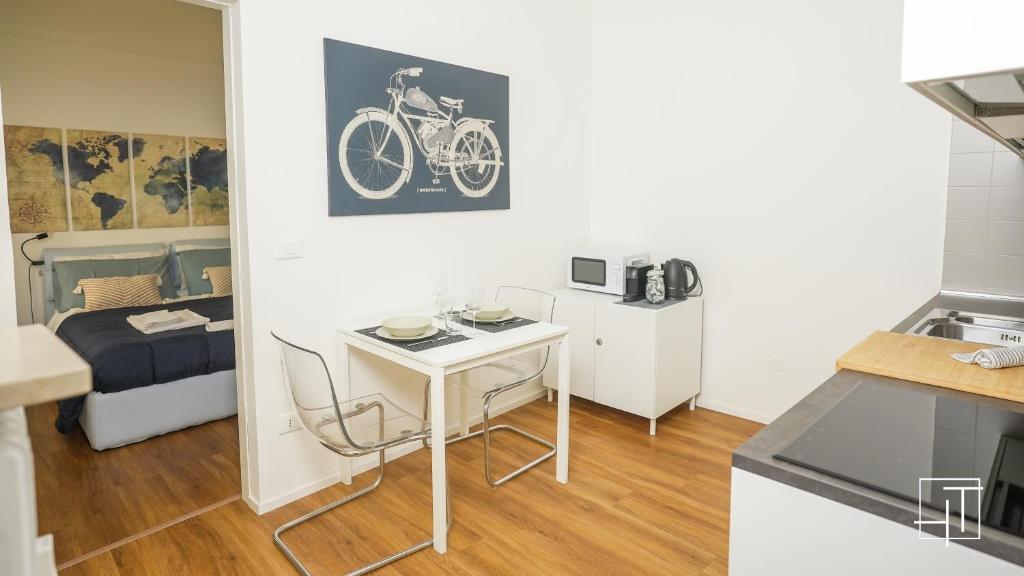 un piccolo appartamento con tavolo e cucina di HT - Elegante mini in Prato della Valle a Padova
