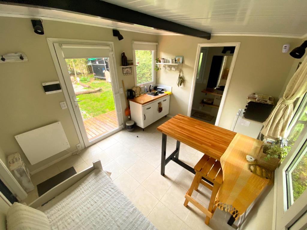 an overhead view of a kitchen with a wooden table at Amapola Tiny House in San Carlos de Bariloche