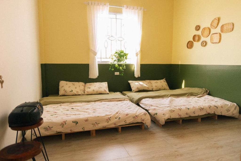 Postel nebo postele na pokoji v ubytování Phòng Măng Cụt (Mangosteen room) - Nhà Mơ Homestay Bến Tre