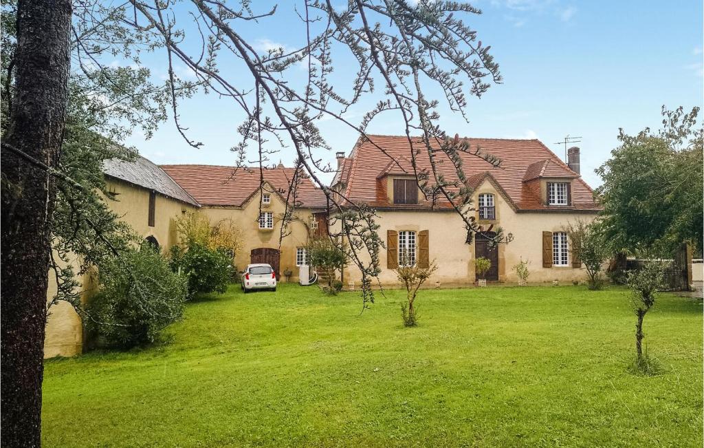 una casa grande con un patio con un coche en 4 Bedroom Amazing Home In Conchez-de-barn, en Conchez-de-Béarn