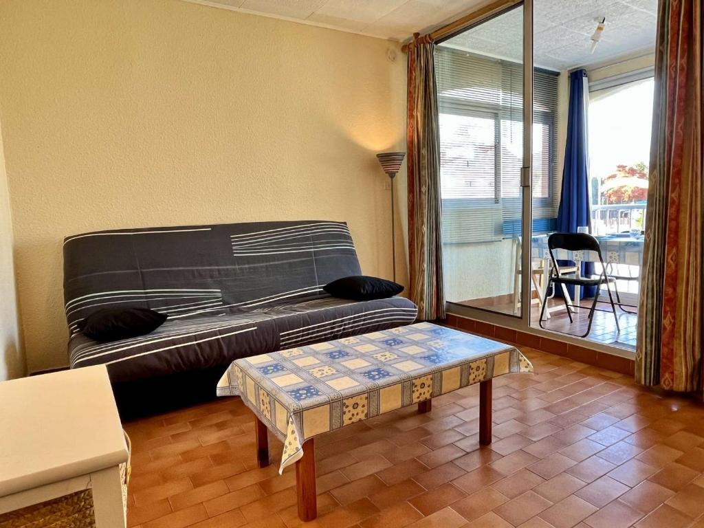 une pièce avec un lit et une table dedans dans l'établissement Appartement Studio/Cabine 4 pers, Proche Plage, Garage Privé - Argelès-sur-Mer - FR-1-225-17, à Argelès-sur-Mer