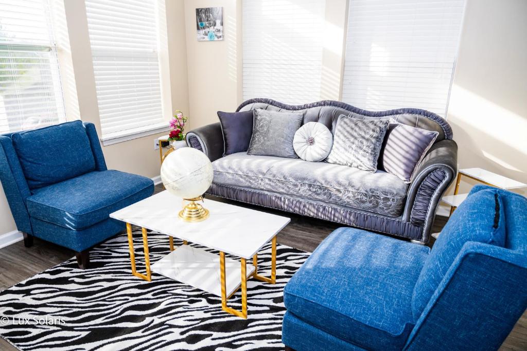 ein Wohnzimmer mit zwei blauen Stühlen und einem Sofa in der Unterkunft Luxury 3 Bedrooms with King bed Downtown Indy in Indianapolis