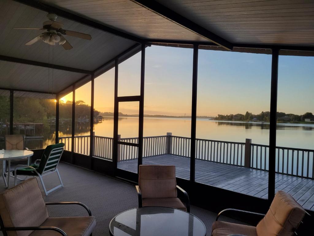 un porche con vistas al lago en Lake House Retreat, en Polk City