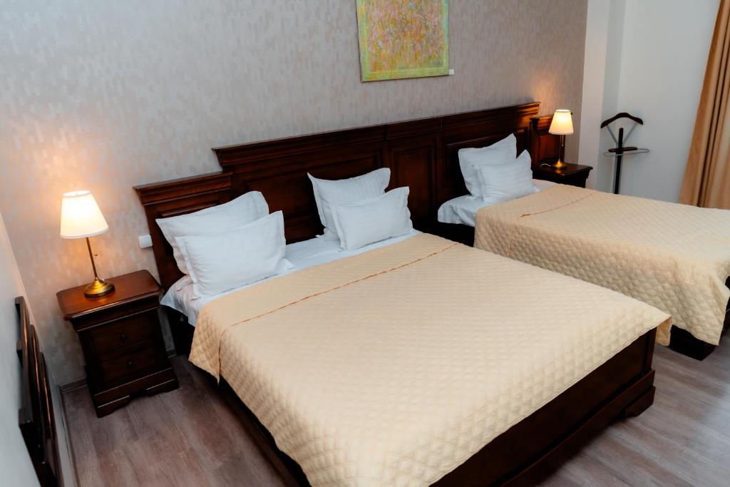 Postel nebo postele na pokoji v ubytování Grand Hotel Sofianu