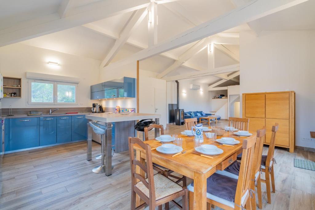 罗科福尔拉贝杜勒ღ Charmante villa avec piscine的配有木桌椅的厨房和餐厅