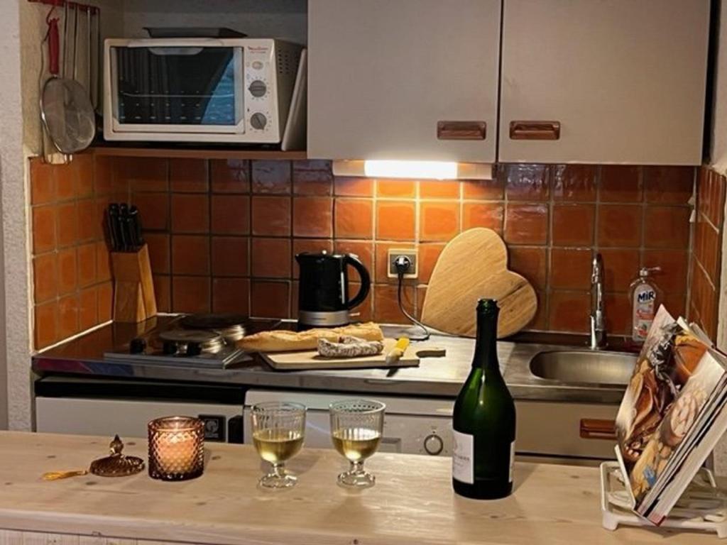 eine Küche mit zwei Gläsern Wein auf der Theke in der Unterkunft Appartement Montgenèvre, 2 pièces, 4 personnes - FR-1-330D-54 in Montgenèvre
