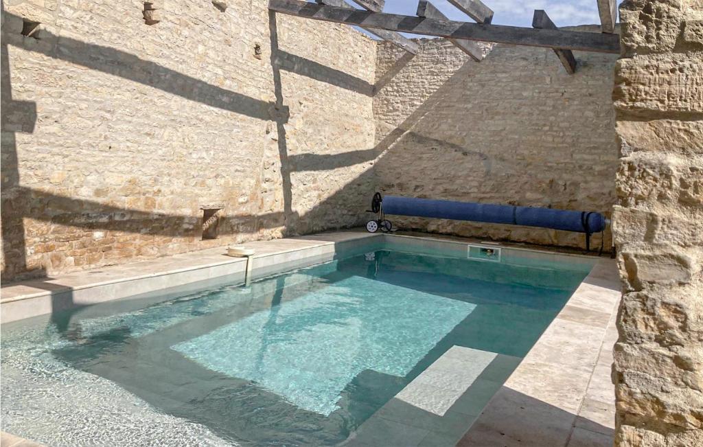 einem Pool vor einem Steingebäude in der Unterkunft Nice Home In Raix With Wi-fi 