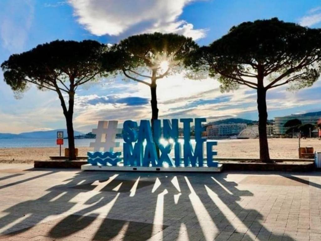 a bench on the beach with a sign that reads aquaticamine at Appartement Sainte-Maxime, 2 pièces, 4 personnes - FR-1-226-500 in Sainte-Maxime