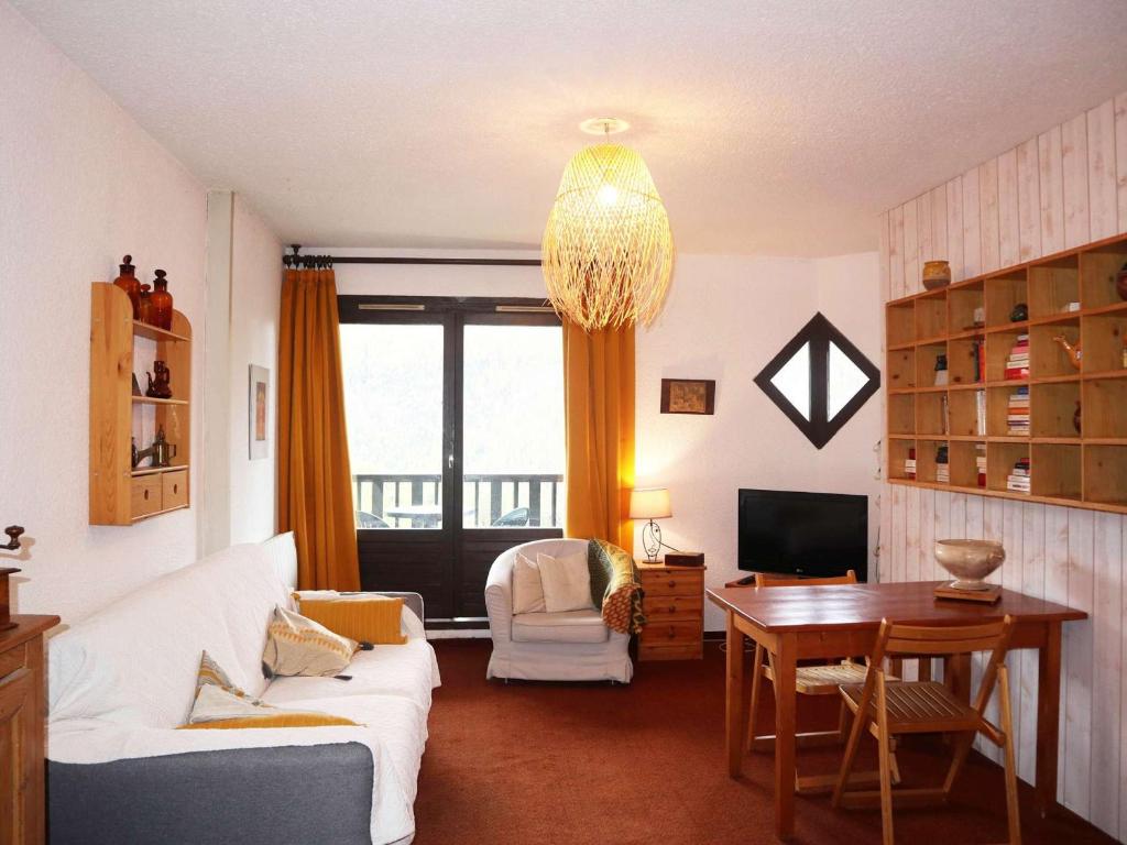 un salon avec un canapé et une table dans l'établissement Appartement spacieux au centre des Orres 1650, 3 chambres, pour 6/8 personnes - FR-1-322-521, aux Orres
