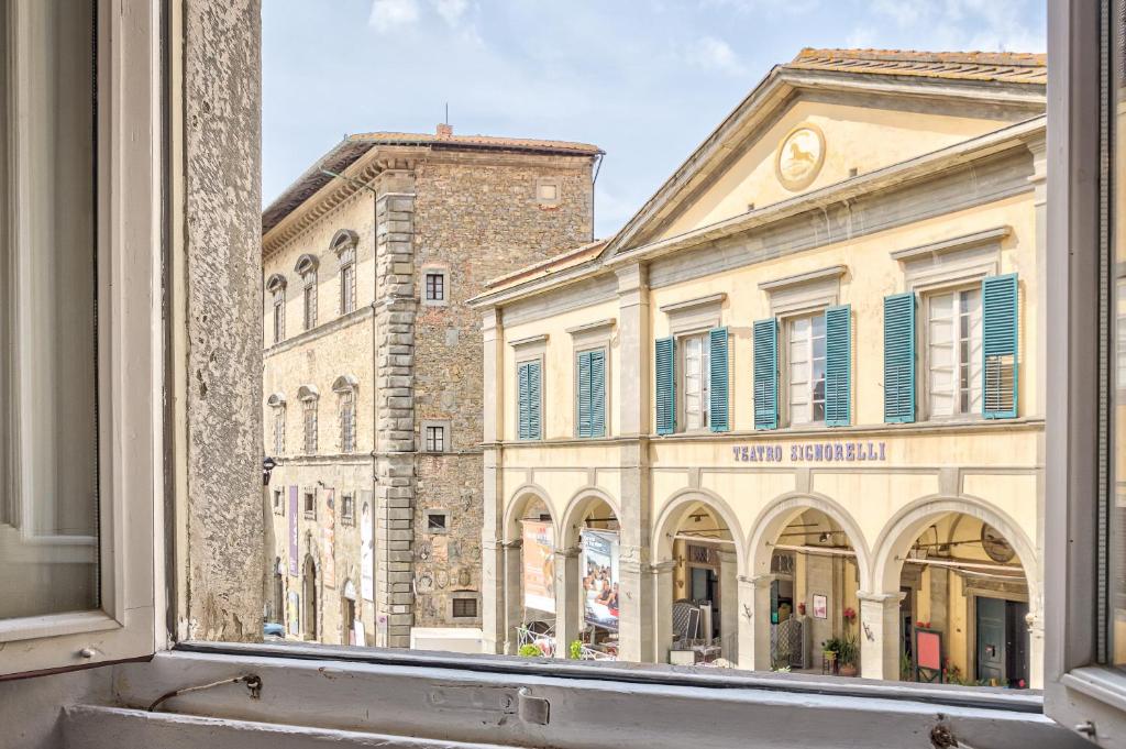 Aussicht aus einem Fenster eines Gebäudes in der Unterkunft Casa Sofia - Together in Tuscany in Cortona