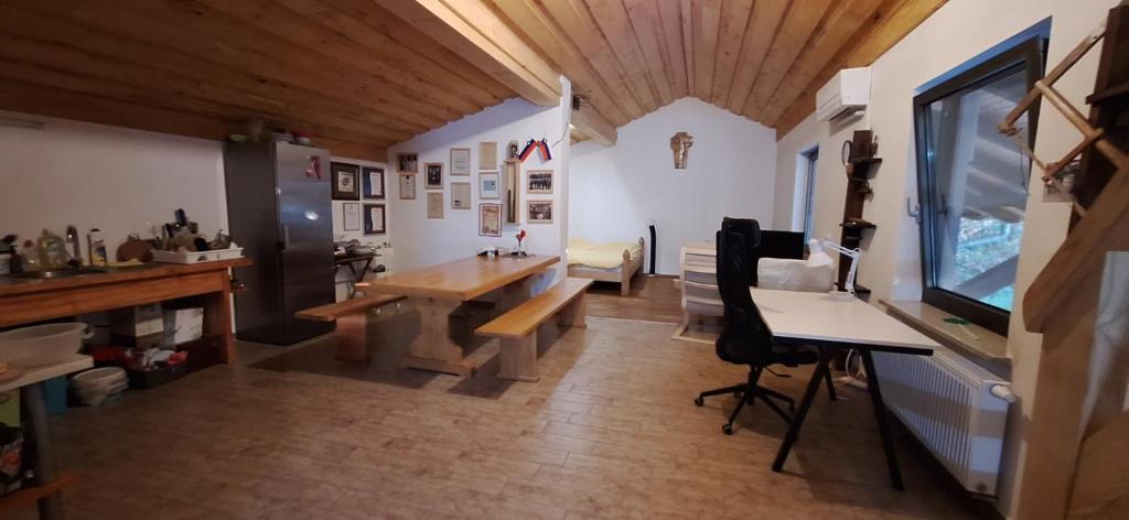 Habitación con mesa y escritorio con ordenador. en Prenočišče pri Sodarju en Beltinci