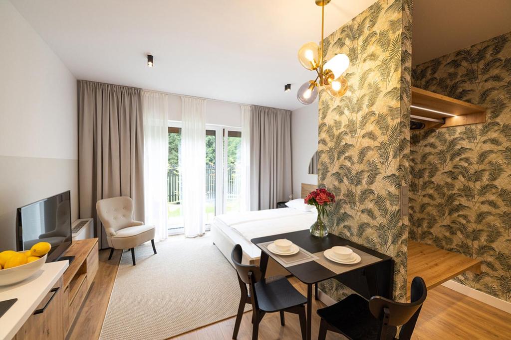 een woonkamer met een eettafel en een woonkamer met bij B85 Suites in Warschau