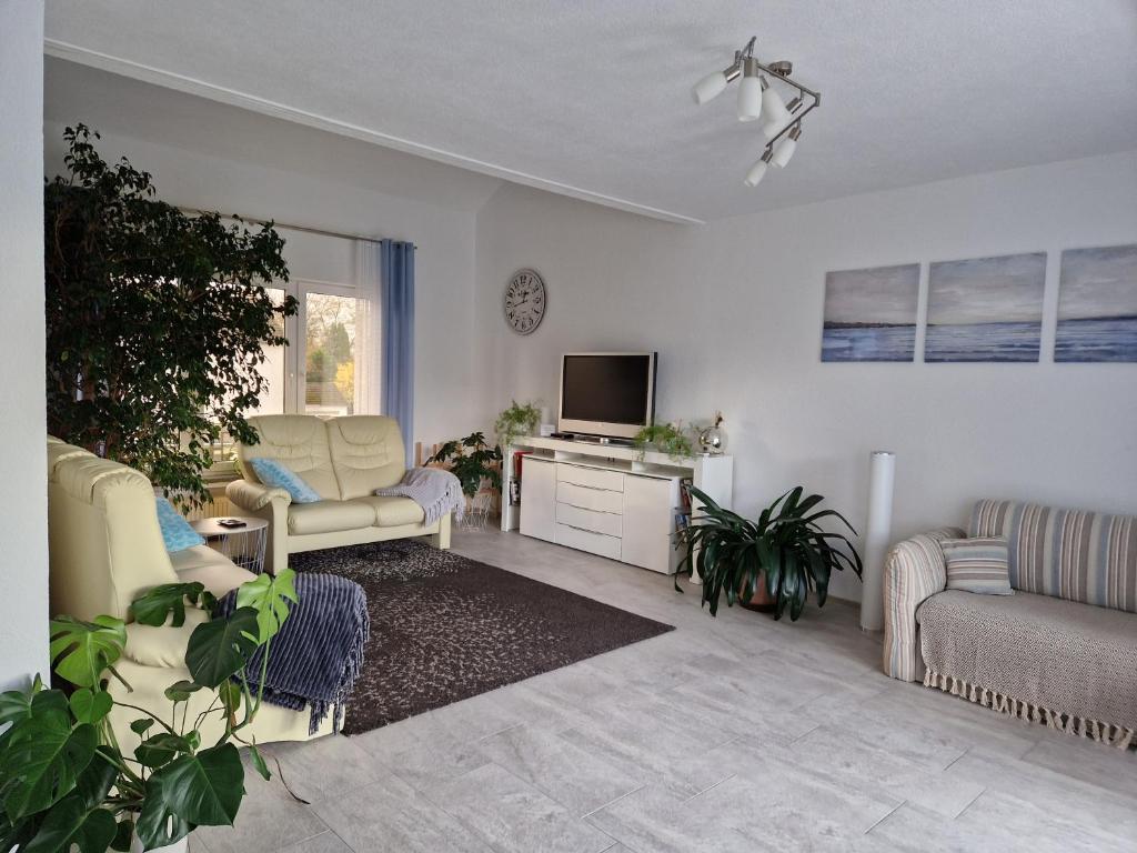 ein Wohnzimmer mit 2 Sofas und einem TV in der Unterkunft FeWo mit Terasse Neuwied & Koblenz in Neuwied