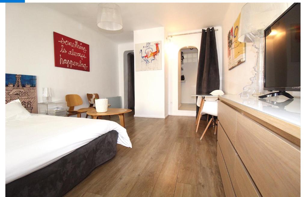 ein Hotelzimmer mit einem Bett und einem Flachbild-TV in der Unterkunft Studio à 200m de la mairie - Centre historique in Aix-en-Provence