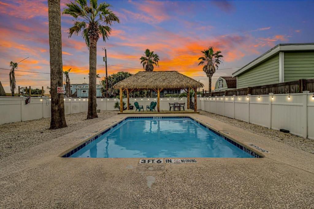 Trojan Paradise 4 bedrm home with Private Pool, Port Aransas (updated