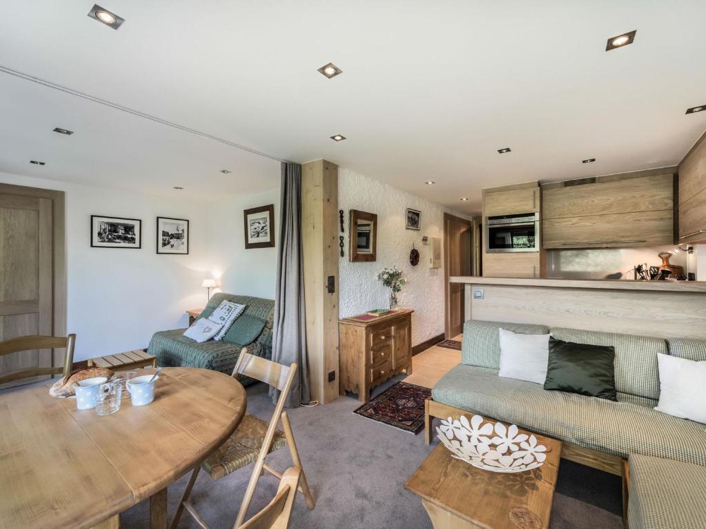 un salon avec un canapé et une table dans l'établissement Studio cosy à Megève, 4 pers, balcon extérieur, animaux admis, parking - FR-1-453-58, à Megève