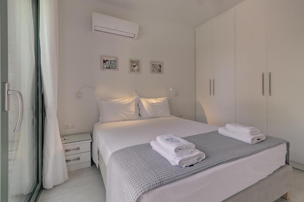 Posteľ alebo postele v izbe v ubytovaní Ouzo Stone House 2 with private pool