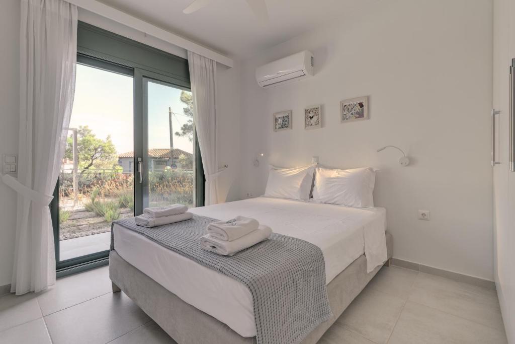 Posteľ alebo postele v izbe v ubytovaní Ouzo Stone House 2 with private pool