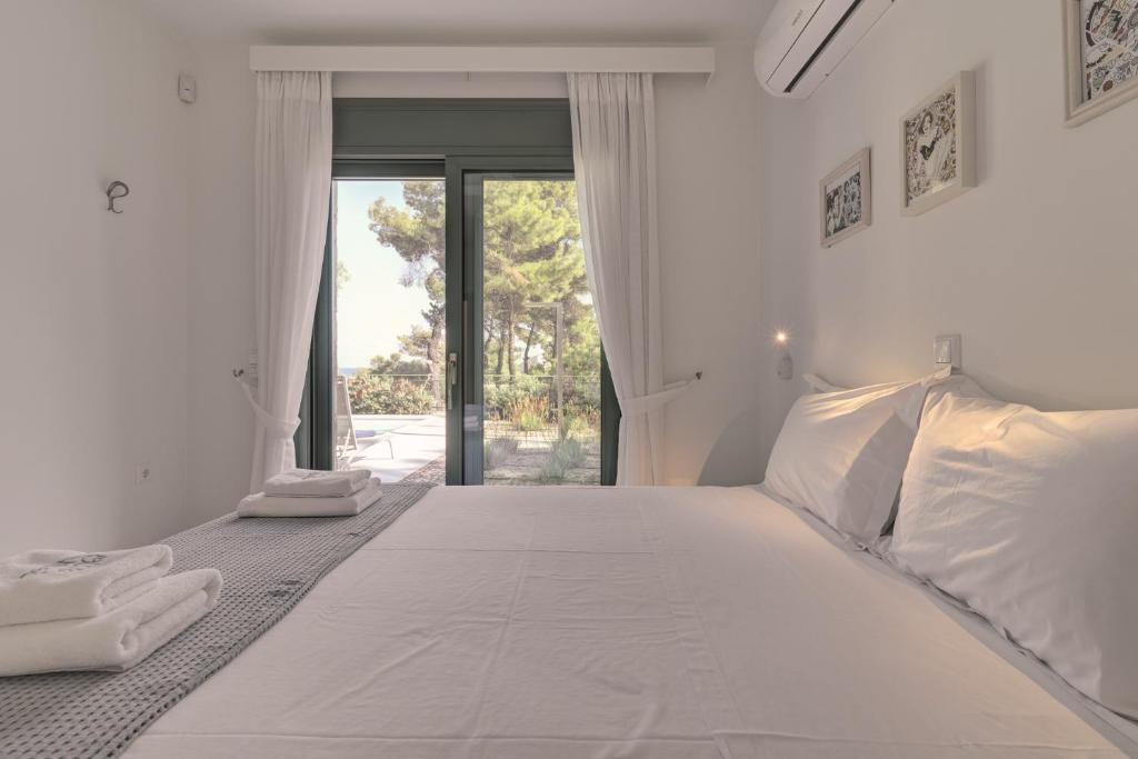 Posteľ alebo postele v izbe v ubytovaní Ouzo Stone House 2 with private pool