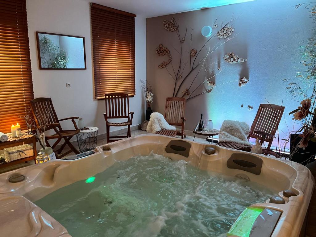 eine große Badewanne mit Wasser im Wohnzimmer in der Unterkunft Wellness Villa Liptov in Liptovská Sielnica