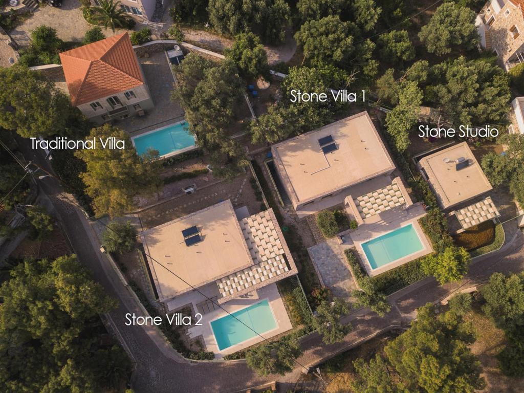 Bazén v ubytovaní Ouzo Stone House 2 with private pool alebo v jeho blízkosti