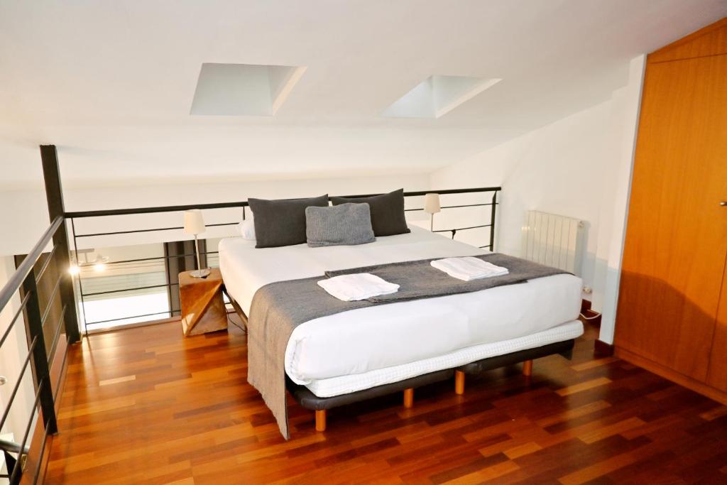 Postel nebo postele na pokoji v ubytování Homenfun Barcelona Paseo de Gracia Diagonal