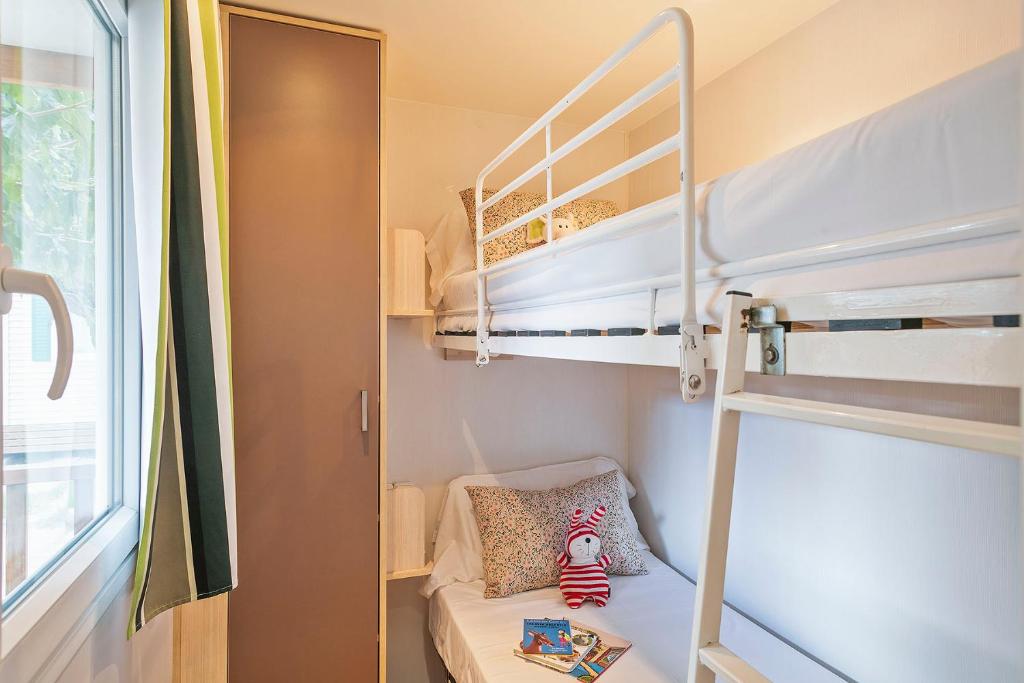 Postel nebo postele na pokoji v ubytování Càmping Castell Montgrí ****