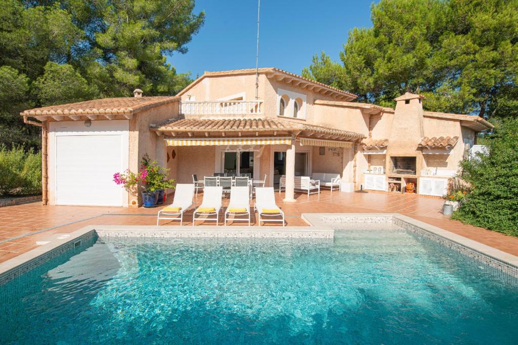 una casa con piscina frente a una casa en Villa Estranys, con piscina privada, en Alcudia