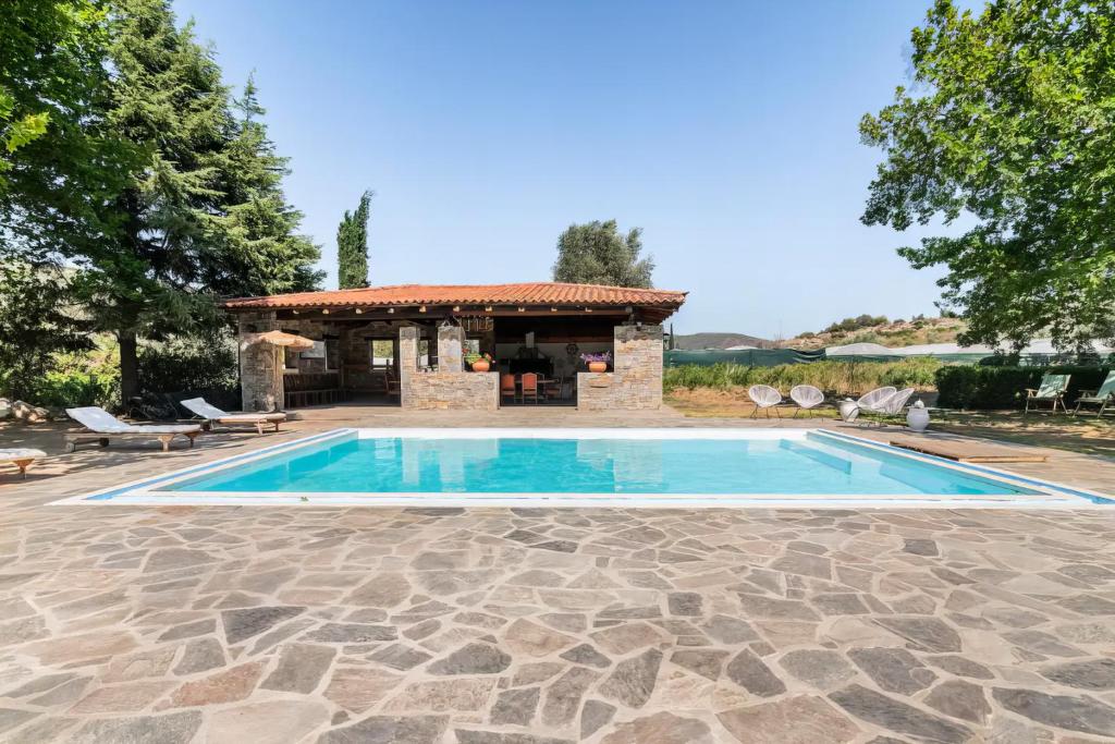 una piscina di fronte a una casa con gazebo di Villa OINOI with Pool for Luxury Vacation and Events a Marathónas (Maratona)