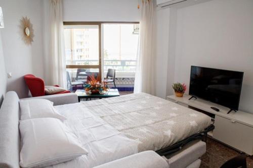 Televízia a/alebo spoločenská miestnosť v ubytovaní Apartamento Tamarindos II