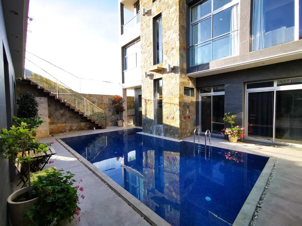 una piscina di fronte a un edificio di Hill Valley Asilah - Luxury Living & Boutique Hotel a Asilah