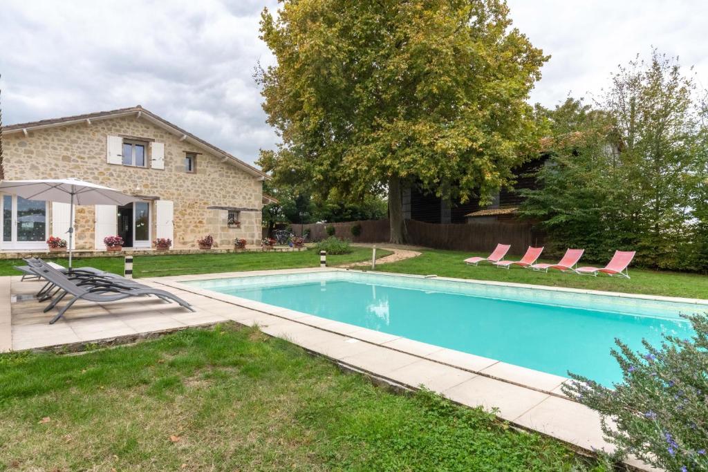 a swimming pool in the backyard of a house at Lespiland 4étoiles T et H piscine in Lavergne