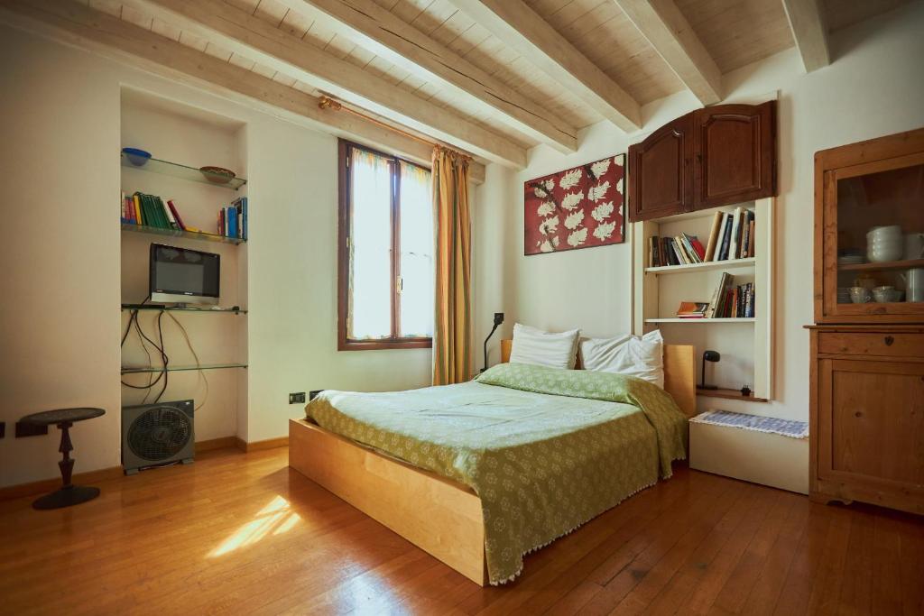 um quarto com uma cama com um edredão verde em Antiche Mura - Bassano Dieda em Bassano del Grappa