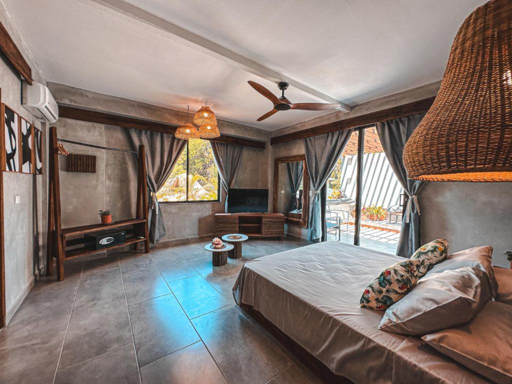 Een bed of bedden in een kamer bij MAPUWI Villa & Suite