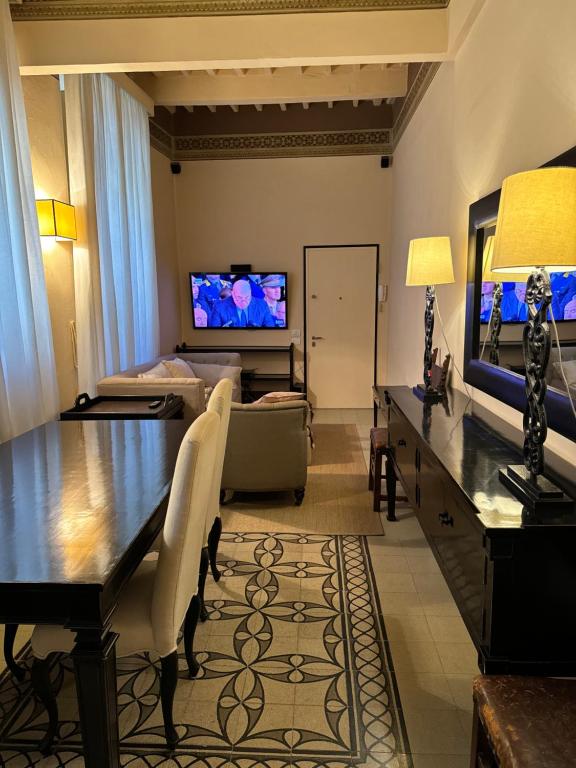 sala de estar con mesa y sofá en Residenza del Corso en Arezzo