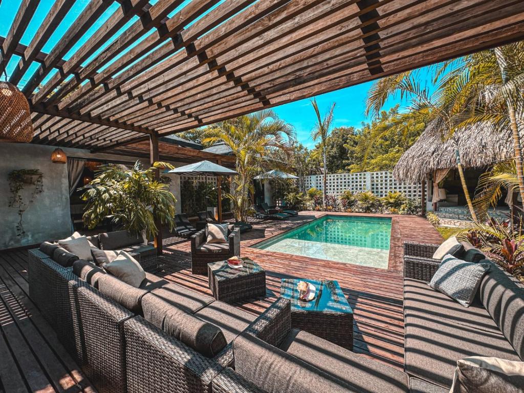 Het zwembad bij of vlak bij MAPUWI Villa & Suite