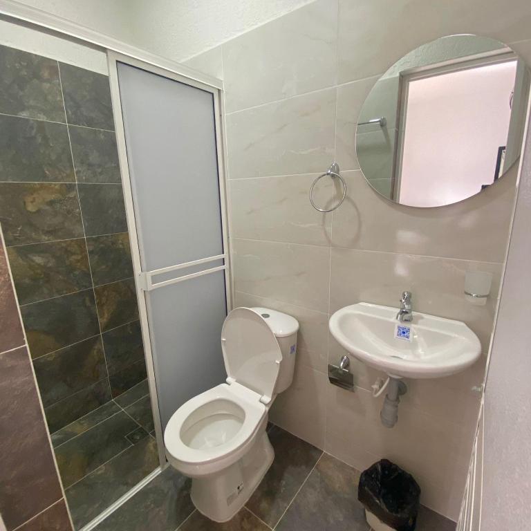 Koupelna v ubytování HOTEL LUZ MERY