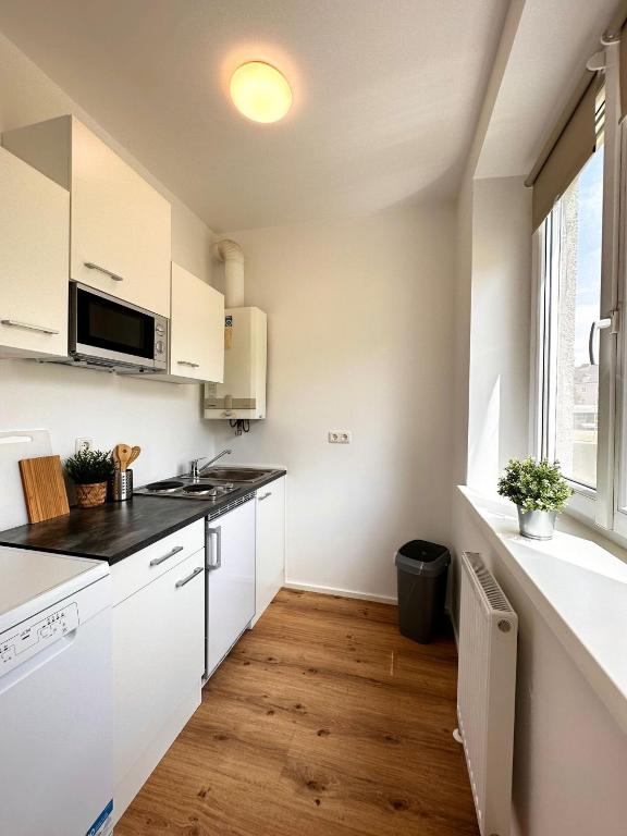 A kitchen or kitchenette at StayRoom Apartments I "Woody2" neben Donaulände