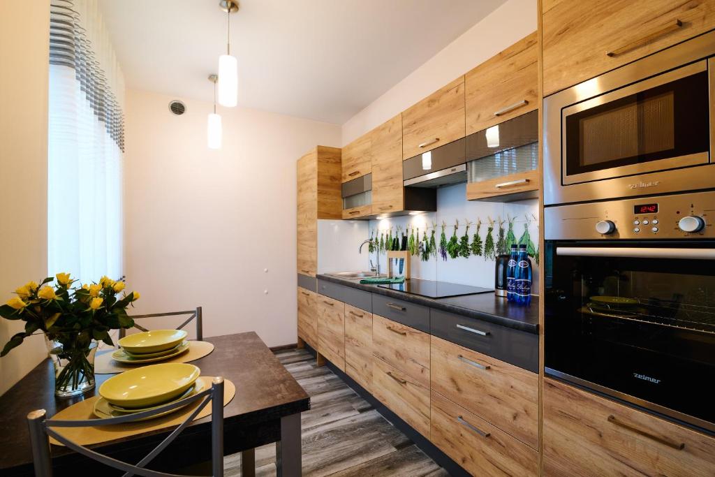 a kitchen with a dining table and a microwave at Apartament Lukas in Kędzierzyn-Koźle