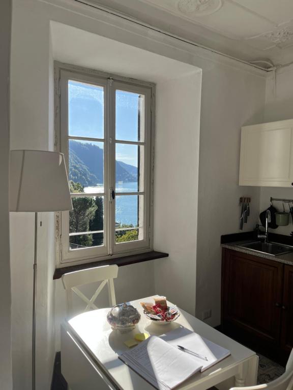 Kuchyň nebo kuchyňský kout v ubytování Casa Giulietta Caronti with view of lake Como